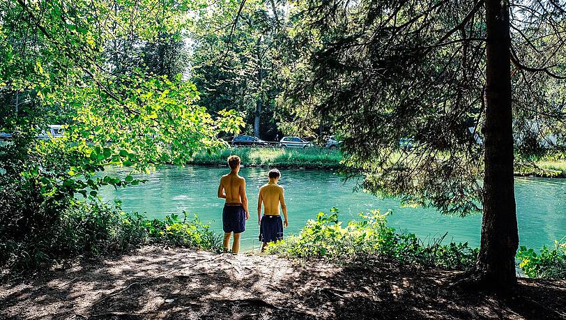 Zwei Burschen haben sich ein ruhiges Platzerl am Isarwerkkanal bei Thalkirchen gesichert und ihre Handtücher ausgebreitet. Langsam tasten sie sich ins kalte Wasser – bei der Hitze fällt das Eintauchen in die Isar besonders schwer. Ein paar Meter weiter scheint die Kälte schon vergessen: Eine Gruppe junger Buben schwingt an einem Seil in den Kanal und hat dabei eine heiden Gaudi. Zwei Burschen haben sich ein ruhiges Platzerl am Isarwerkkanal bei Thalkirchen gesichert und ihre Handtücher ausgebreitet. Langsam tasten sie sich ins kalte Wasser – bei der Hitze fällt das Eintauchen in die Isar besonders schwer. Ein paar Meter weiter scheint die Kälte schon vergessen: Eine Gruppe junger Buben schwingt an einem Seil in den Kanal und hat dabei eine heiden Gaudi.