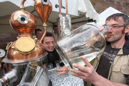 Am Stand von Edelbrand-Spezialist Johannes Haas (links) lässt es sich auch Bierfest-Organisator Udo Deppisch (rechts) schmecken.
