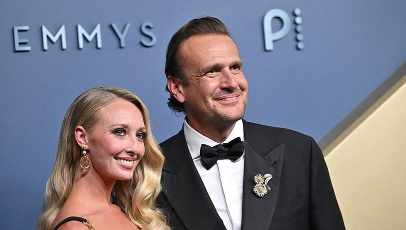 Jason Segel und Kayla Radomski haben sich 2025 verlobt. Jason Segel und Kayla Radomski haben sich 2025 verlobt.