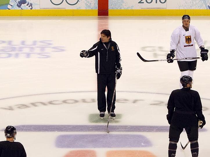 Uwe Krupp leitet das Training in Vancouver.