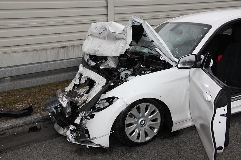Bei dem schweren Unfall auf der A94 bei Ampfing werden die zwei Fahrer verletzt.