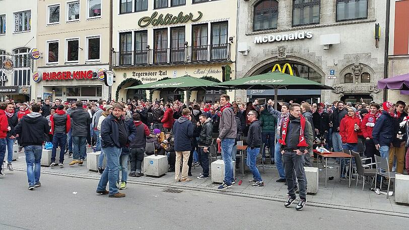 Amateur-Derby: FC Bayern II gegen den TSV 1860 II - Fans treffen sich in den Innenstadt. Die Bilder...