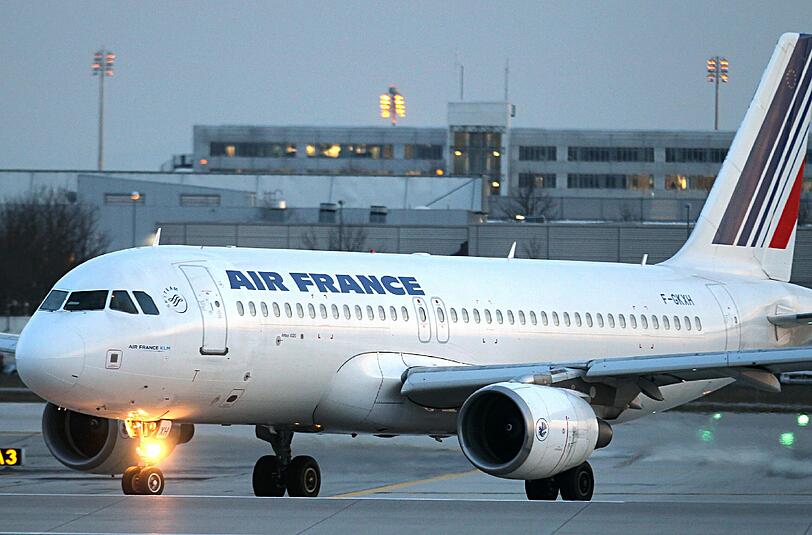 Zwei Maschinen mit dem Ziel Paris mussten aufgrund einer anonymen Drohung in den USA umgeleitet werden.