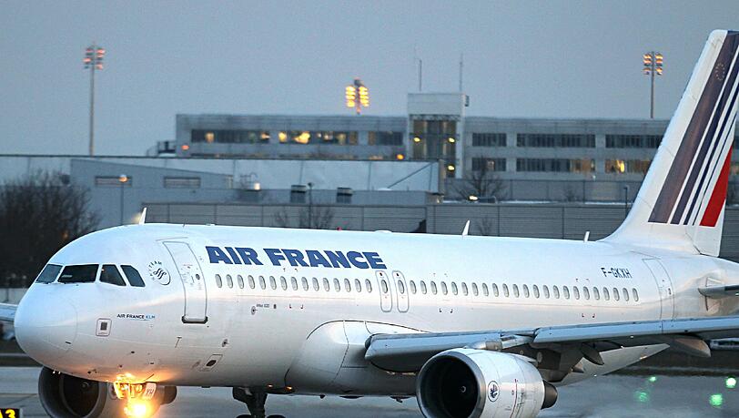 Zwei Maschinen mit dem Ziel Paris mussten aufgrund einer anonymen Drohung in den USA umgeleitet werden. Zwei Maschinen mit dem Ziel Paris mussten aufgrund einer anonymen Drohung in den USA umgeleitet werden.