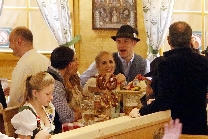 Manuel Neuer mit seiner Freundin Nina im Schützenzelt
