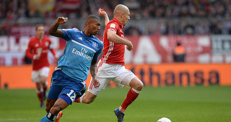 Arjen Robben im Duell mit Hamburgs Walace.