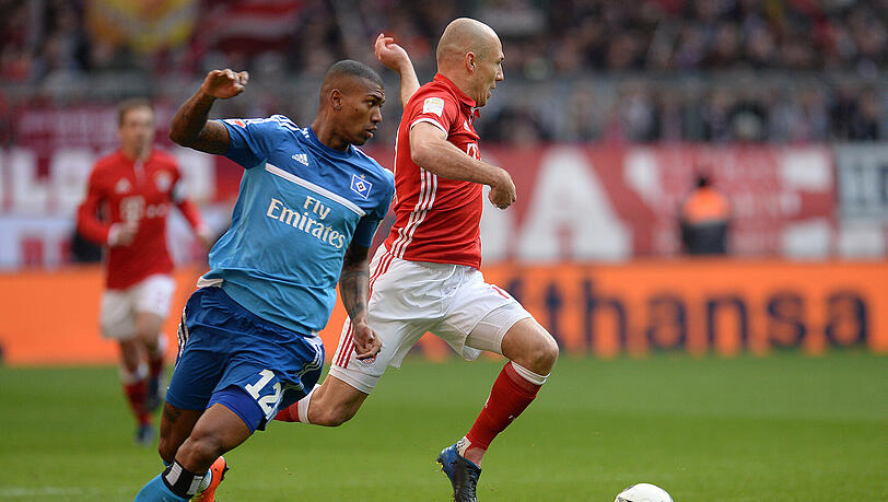Arjen Robben im Duell mit Hamburgs Walace. Arjen Robben im Duell mit Hamburgs Walace.