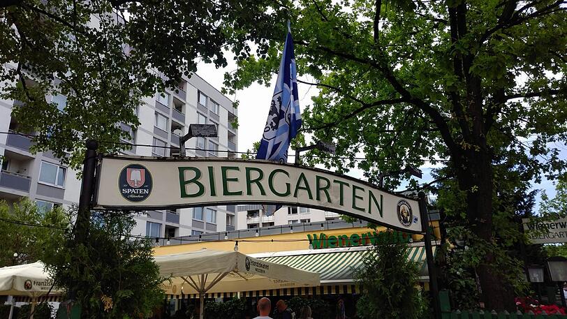 Dieser Biergarten gehört heute auch den Löwen-Fans.