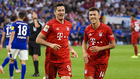 Robert Lewandowski erzielt einen Dreierpack gegen Schalke.