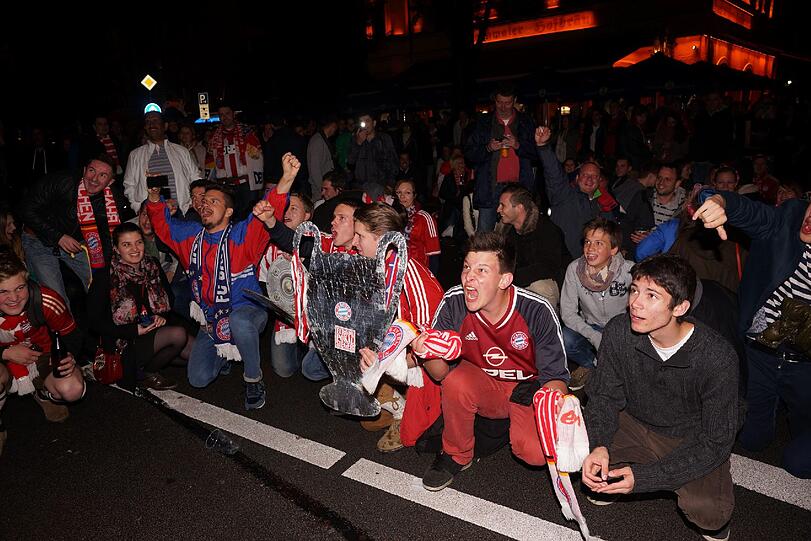 Auf der Leopoldstraße in München feiern Fans des FC Bayern München den Sieg im DFB-Pokal gegen den VfB Stuttgart.
