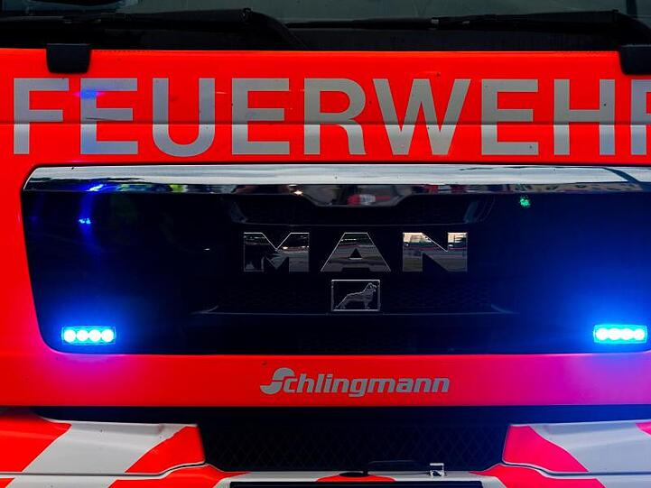 Einsatzwagen der Feuerwehr. Foto: Mohssen Assanimoghaddam/dpa/Symbolbild
