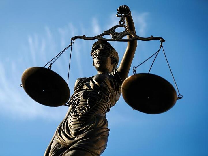 Eine Statue der Justitia hält eine Waage in ihrer Hand. Foto: David-Wolfgang Ebener/dpa