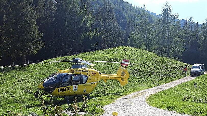 Der Salzburger Notarzthubschrauber "Christophorus 6" setzte die Besatzung seitlich oberhalb der Unfallstelle ab.