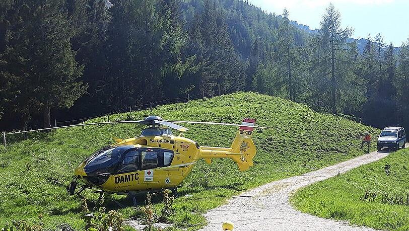 Der Salzburger Notarzthubschrauber "Christophorus 6" setzte die Besatzung seitlich oberhalb der Unfallstelle ab.