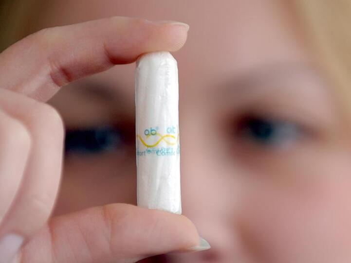 Mehr als 180.000 Menschen hatten in den vergangenen Jahren eine Petition zur "Tampon Tax" im Internet unterschrieben.