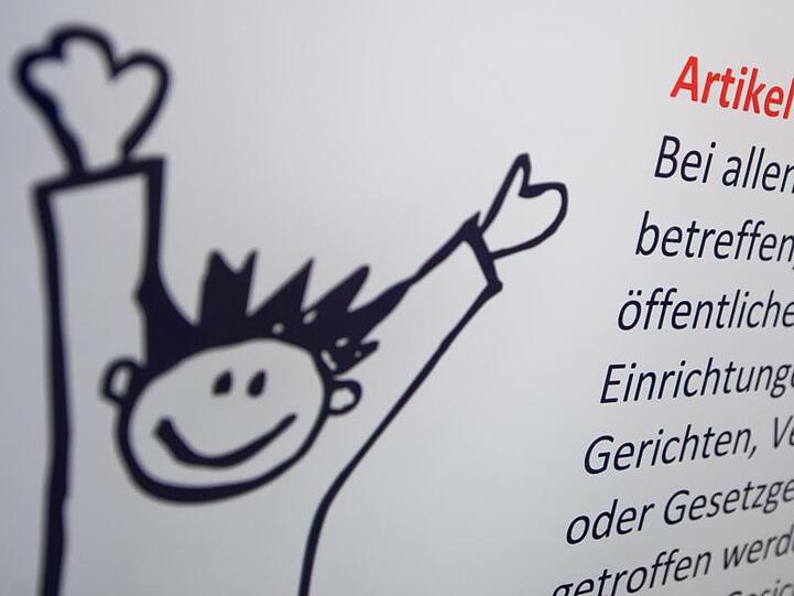 Ein Plakat mit dem Artikel 3 der UN-Kinderrechtskonvention hängt in einer Klinik für Kinder- und Jugendpsychiatrie. Foto: Philipp Schulze/dpa/Archivbild