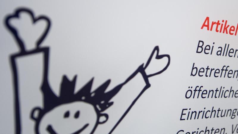 Ein Plakat mit dem Artikel 3 der UN-Kinderrechtskonvention hängt in einer Klinik für Kinder- und Jugendpsychiatrie. Foto: Philipp Schulze/dpa/Archivbild Ein Plakat mit dem Artikel 3 der UN-Kinderrechtskonvention hängt in einer Klinik für Kinder- und Jugendpsychiatrie. Foto: Philipp Schulze/dpa/Archivbild