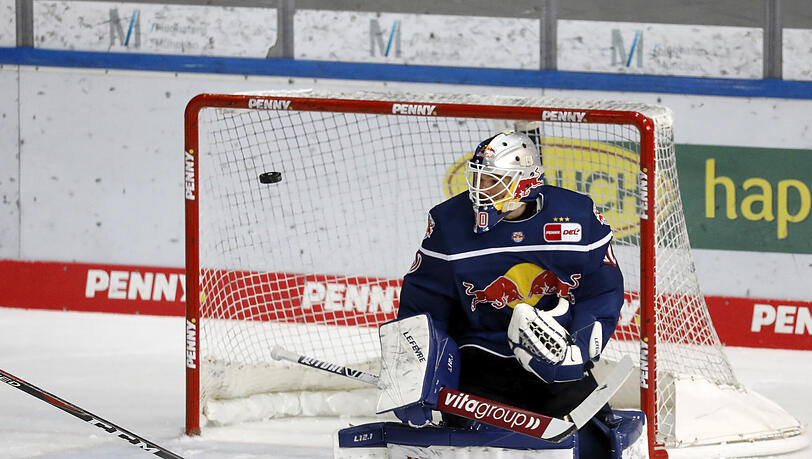 Drin, das Ding – insgesamt sechs Mal: Der EHC Red Bull München um Torhüter Daniel Fießinger unterliegt Ingolstadt mit 4:6.