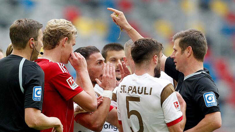 Schiedsrichter Frank Willenborg (r) schickt Betim Fazliji (2.v.r) vom FC St. Pauli nach einer roten Karte vom Platz.