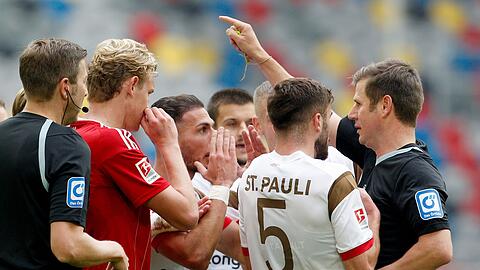 Schiedsrichter Frank Willenborg (r) schickt Betim Fazliji (2.v.r) vom FC St. Pauli nach einer roten Karte vom Platz.