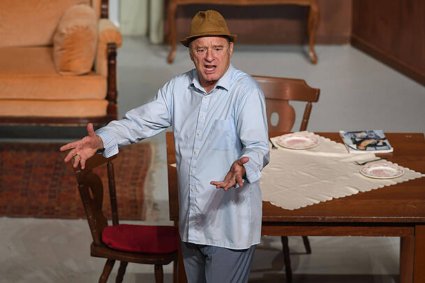 Als "Hausmeister Krause" sorgt Tom Gerhardt seit den 90ern f&uuml;r Lacher. In der AZ schl&auml;gt der Schauspieler jetzt ernste T&ouml;ne an.