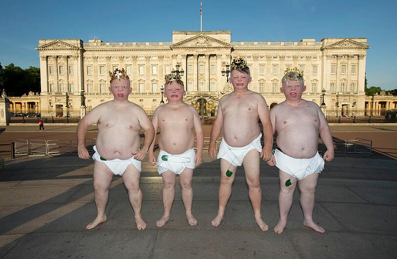 Die Briten lieben das Wetten - ob auf Pferderennen, das Wetter oder eben das "Royal Baby". Für diese Werbeaktion hat der Wettanbieter Paddy Powers als Babys verkleidete Männer mit Kronen und Windeln durch London geschickt.