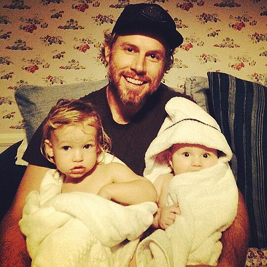 Frisch gebadet vom Papa: Eric Johnson mit Tochter Maxwell (l.) und Sohn Ace