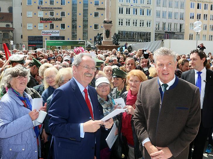 Auf dem Marienplatz hat sich der 66-Jährige am
Mittwoch nach 21 Jahren im Amt von den Bürgern der Stadt
verabschiedet.