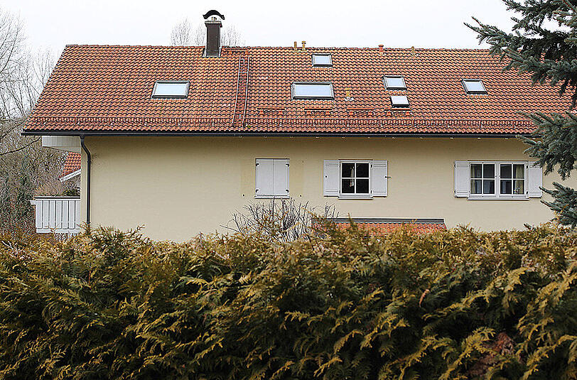 Bilder vom großen SEK-Einsatz in Chieming. Ein 54-jähriger Mann verschanzte sich schwer bewaffnet in seiner Wohnung.