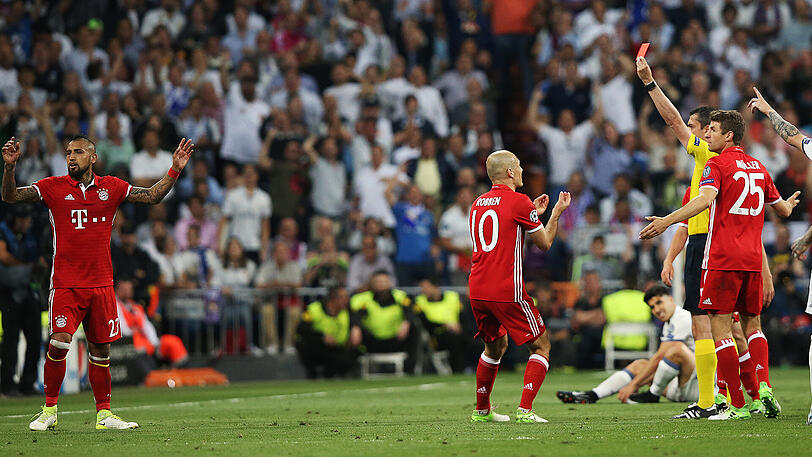 Der ungarische Schiedsrichter Viktor Kassai stellte beim Stand von 2:1 für die Bayern Arturo Vidal vom Platz (84.) - wegen einer Aktion, in der sich der Chilene ausnahmsweise mal korrekt verhielt.