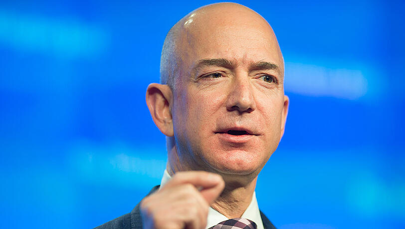 Der Amazon-Gründer Jeff Bezos ist die reichste Person der Welt. Der Amazon-Gründer Jeff Bezos ist die reichste Person der Welt.