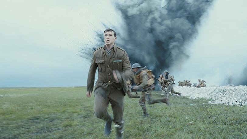 Schofield (George MacKay) riskiert sein Leben, um seine Kameraden zu retten. Aber kann er darüber hinaus einen Sinn in dem erkennen, was er tut? Seinen Orden hat er jedenfalls gegen eine Flasche Wein getauscht, wie er in einer der seltenen Ruhepausen erzählt.