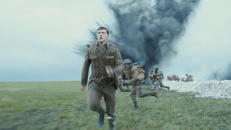 Schofield (George MacKay) riskiert sein Leben, um seine Kameraden zu retten. Aber kann er darüber hinaus einen Sinn in dem erkennen, was er tut? Seinen Orden hat er jedenfalls gegen eine Flasche Wein getauscht, wie er in einer der seltenen Ruhepausen erzählt. Schofield (George MacKay) riskiert sein Leben, um seine Kameraden zu retten. Aber kann er darüber hinaus einen Sinn in dem erkennen, was er tut? Seinen Orden hat er jedenfalls gegen eine Flasche Wein getauscht, wie er in einer der seltenen Ruhepausen erzählt.