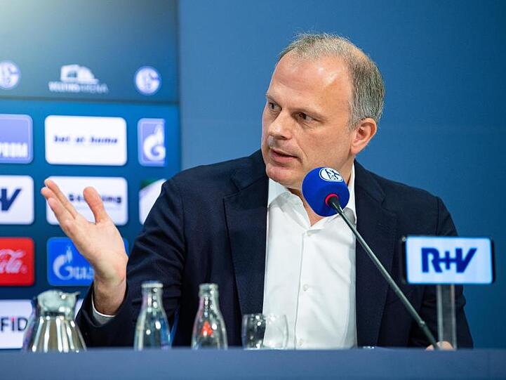 Jochen Schneider spricht auf einer Pressekonferenz. Foto: Guido Kirchner/dpa/Archivbild