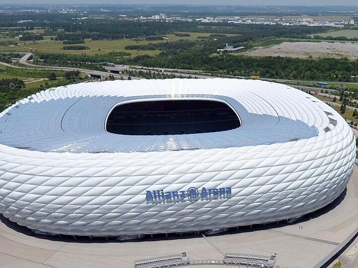 Blick aus der Luft auf die Allianz Arena in München (Oberbayern). Foto: Marc Müller/Archivbild