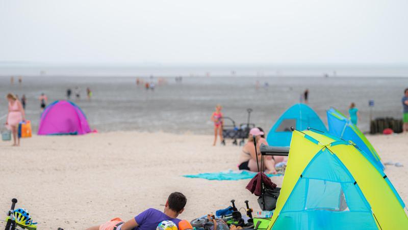 Touristen entspannen am Badestrand von Schillig in Niedersachsen. Touristen entspannen am Badestrand von Schillig in Niedersachsen.