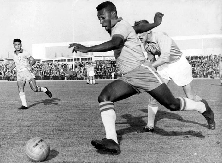 1960, mit 20, war Pelé auch schon zu gut für seine Gegenspieler.