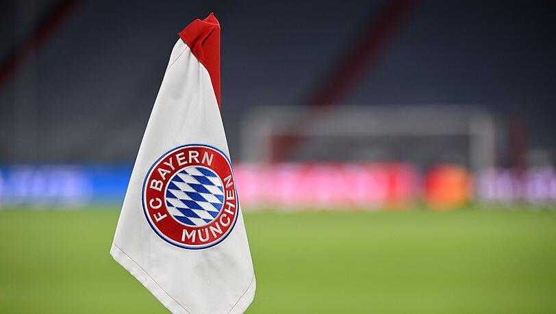 Das Vereinswappen des FC Bayern München auf einer Eckfahne.