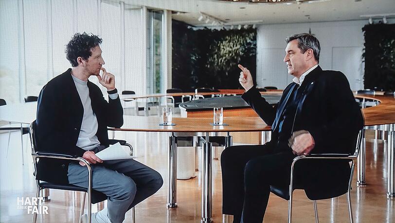 Markus Söder (rechts) versicherte Louis Klamroth, keine heimlichen Kanzler-Ambitionen zu hegen. Markus Söder (rechts) versicherte Louis Klamroth, keine heimlichen Kanzler-Ambitionen zu hegen.