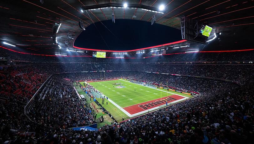 Hauptrunde 2022 in der Allianz Arena: Die Akteure der Seattle Seahawks und der Tampa Bay Buccaneers in Aktion. Heuer findet wieder ein Football-Spiel der NFL in München statt.