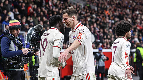 Jubelten nach dem 2:0 für den FC Bayern: Torschütze Alphonso Davies und Leon Goretzka.