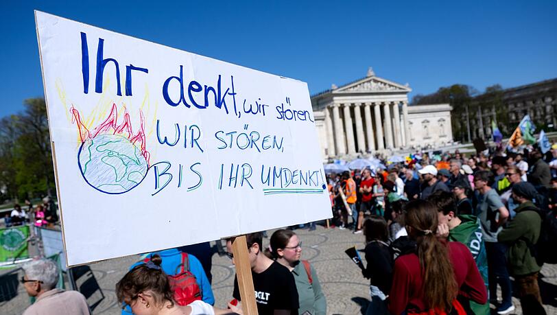 In München versammelten sich nach Angaben der Polizei rund 300 Demonstrantinnen und Demonstranten.