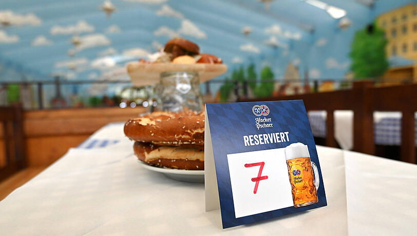 Die Stadt München und die Wiesnwirte wollen gemeinsam der intransparenten Graumarkt-Praxis bei der Reservierung von Tischen auf dem Oktoberfest entgegenwirken. Die Stadt München und die Wiesnwirte wollen gemeinsam der intransparenten Graumarkt-Praxis bei der Reservierung von Tischen auf dem Oktoberfest entgegenwirken.