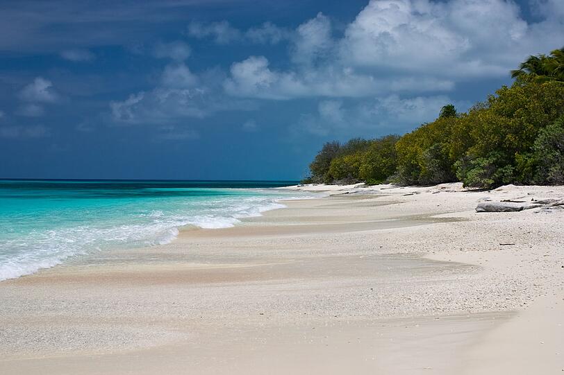Das Bikini-Atoll umfasst 23 Inseln im Pazifischen Ozean und wurde 1946 bekannt, als dort Kernwaffen durch das US-Militär getestet wurden. Die Testungen gingen bis 1958 und machten die Inseln unbewohnbar. Insgesamt wurden 67 Atombomben gezündet - darunter auch eine Wasserstoffbombe, deren Sprengkraft stärker als erwartet war und etwa 1.000 Hiroshimabomben entsprach. Das Bikini-Atoll umfasst 23 Inseln im Pazifischen Ozean und wurde 1946 bekannt, als dort Kernwaffen durch das US-Militär getestet wurden. Die Testungen gingen bis 1958 und machten die Inseln unbewohnbar. Insgesamt wurden 67 Atombomben gezündet - darunter auch eine Wasserstoffbombe, deren Sprengkraft stärker als erwartet war und etwa 1.000 Hiroshimabomben entsprach.