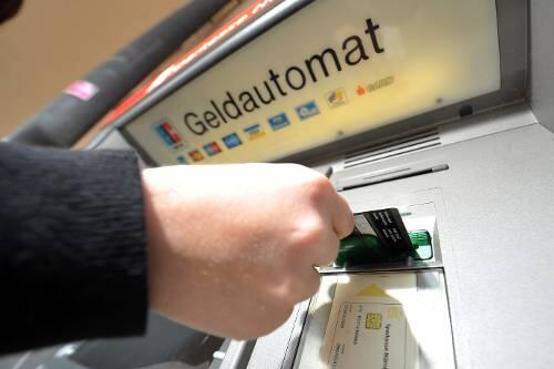 Geld ziehen am Automaten kann gefährlich sein.