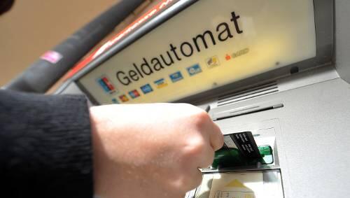 Geld ziehen am Automaten kann gefährlich sein. Geld ziehen am Automaten kann gefährlich sein.