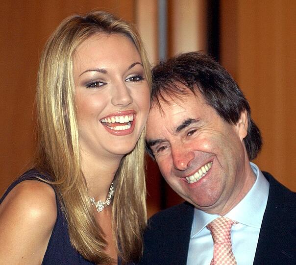 ...Chris de Burgh! Der irische Pop-Musiker ist stolz auf seine erfolgreiche Tochter, die ihrem Vater in der Öffentlichkeit regelmäßig die Show stiehlt. Genauso auch...