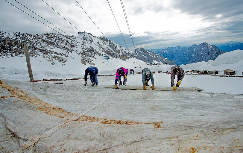 Um ein schnelles Abschmelzen zu verhindern, wird der Zugspitzgletscher für den Sommer abgedeckt.