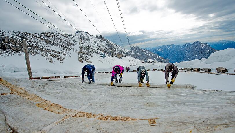 Um ein schnelles Abschmelzen zu verhindern, wird der Zugspitzgletscher für den Sommer abgedeckt. Um ein schnelles Abschmelzen zu verhindern, wird der Zugspitzgletscher für den Sommer abgedeckt.