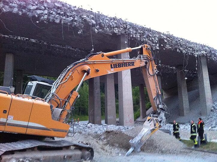 Ein dramatischer Unfall hat sich am Montagabend auf einer Baustelle an der A95 bei Großweil abgespielt - zwei Bagger stürzten von einer Brücke, ein Mann wurde bei dem Unfall schwer verletzt. Sehen Sie hier die Bilder.